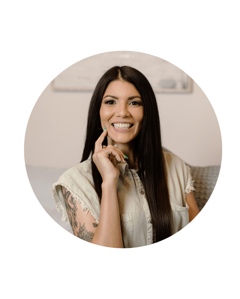 Retrato profesional de Ambar Rivera, especialista en salud mental perinatal y reproductiva y autora de Holistic Birth Partner.